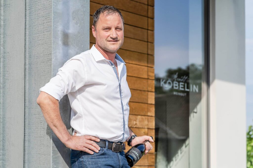 Pleins feux sur l'un de nos talentueux vignerons, Arndt Köbelin Spotlight on One of Our Talented Vignerons, Arndt Köbelin Einer unserer talentierten Winzer, Arndt Köbelin, im Blickpunkt