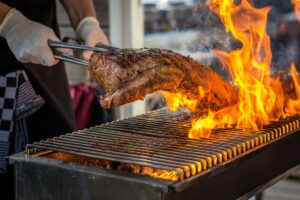 Let’s Barbecue: The Best Wines to Pair with Your Grilled Favorites Let’s Barbecue : Les meilleurs vins pour accompagner vos grillades Let’s Barbecue: Die besten Weine zu deinem Grillfest Die Sonne scheint, der Grill ist heiss – was jetzt noch fehlt, ist die perfekte Flasche Wein.
