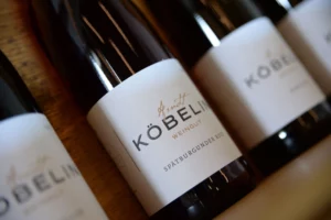 Le Grauer Burgunder 2022 du Domaine Köbelin Obtient 91/100 de Vinum, et un Nouveau Chapitre pour les Amateurs de Vin Suisses Weingut Köbelin Grauer Burgunder 2022 erhält 91/100 von Vinum und ein neues Kapitel für Schweizer Weinliebhaber