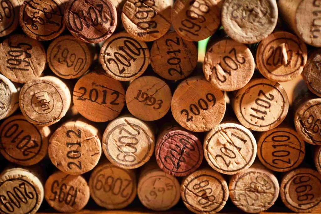 Warum 'schlechte' Jahrgänge oft die besten Weine sind, die man jetzt trinken sollte Why 'Bad' Vintages Are Often the Best Wines to Drink Right Now Le Paradoxe du Connaisseur : Pourquoi les "Mauvais" Millésimes Sont Souvent les Meilleurs Vins à Boire Maintenant