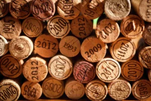 Warum 'schlechte' Jahrgänge oft die besten Weine sind, die man jetzt trinken sollte Why 'Bad' Vintages Are Often the Best Wines to Drink Right Now Le Paradoxe du Connaisseur : Pourquoi les "Mauvais" Millésimes Sont Souvent les Meilleurs Vins à Boire Maintenant
