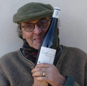 Absolument ! Voici la version française et allemande du billet de blog. Version Française Un Titan du Terroir : Nicolas Joly entre au Panthéon de Decanter ! Accrochez-vous à vos verres, amateurs de vin, car une véritable légende vient d'être couronnée ! 👑 L'unique et inimitable Nicolas Joly, le "pape de la biodynamie", a été intronisé au prestigieux Hall of Fame de Decanter pour 2025. C'est une reconnaissance immense pour un homme qui a non seulement produit certains des vins les plus incroyables du monde, mais qui a également initié un mouvement mondial en faveur d'une viticulture plus durable et plus expressive. De Wall Street à la Vigne : Un Parcours Atypique C'est une histoire qui ressemble presque à un scénario de film. Un banquier d'affaires brillant travaillant pour J.P. Morgan, diplômé de l'Université de Columbia, qui abandonne le monde de la finance pour reprendre le domaine viticole familial dans la Vallée de la Loire. C'est exactement ce que Nicolas Joly a fait en 1977 en revenant au domaine historique du Château de la Roche-aux-Moines. Au début, il a suivi la sagesse conventionnelle de l'agriculture moderne. Mais il a rapidement vu la vie se drainer de ses vignes. La couleur du sol changeait, les insectes disparaissaient et la terre devenait silencieuse. Ce n'était pas l'écosystème vibrant qu'il savait qu'elle pouvait être. La Révolution Biodynamique : Un Nouvel Espoir Heureusement, Joly est tombé sur les écrits du philosophe Rudolf Steiner et les principes de l'agriculture biodynamique. C'était une idée radicale à l'époque, une approche qui considérait le vignoble comme un organisme vivant et interconnecté. Joly l'a adoptée sans réserve, convertissant tout son domaine dès 1984. Il était un pionnier, un homme en avance sur son temps. Alors que d'autres le considéraient comme un excentrique, les plus grands vignerons de France ont commencé à s'intéresser à son travail. La passion et l'éloquence de Joly pour expliquer la philosophie de la biodynamie – celle de connecter la vigne aux rythmes de la terre et du cosmos – étaient contagieuses. Il a ensuite fondé "Renaissance des Appellations", une organisation qui regroupe aujourd'hui plus de 230 domaines viticoles partageant les mêmes idées dans le monde entier, tous dédiés à la production de vins fidèles à leur terroir. Le Joyau de la Couronne : La Coulée de Serrant Au cœur du domaine de Joly se trouve un véritable trésor : le Clos de la Coulée de Serrant. Ce vignoble de 7 hectares est si spécial qu'il est l'un des très rares monopoles à posséder sa propre Appellation d'Origine Contrôlée. Planté par des moines cisterciens au XIIe siècle, ce vignoble a toujours été en vigne, un témoignage de son terroir exceptionnel. Les vins de la Coulée de Serrant sont légendaires, souvent cités parmi les plus grands vins blancs secs du monde. Goûtez l'Héritage L'intronisation de Nicolas Joly au Hall of Fame de Decanter est la célébration d'une vie dédiée à un vin authentique et vivant. C'est une victoire pour tous ceux qui croient que le vin doit être le reflet de son terroir, une pure expression du sol, du climat et de l'âme de la vigne. Nous sommes incroyablement fiers de proposer les vins de ce vigneron visionnaire. Pour découvrir par vous-même l'énergie et la complexité des créations de Nicolas Joly, nous vous invitons à explorer notre sélection du Château de la Roche-aux-Moines. Découvrez notre sélection de Nicolas Joly ici ! Trinquons à Nicolas Joly, un véritable héros du monde du vin ! 🍷 Deutsche Version Ein Titan des Terroirs: Nicolas Joly zieht in die Decanter Hall of Fame ein!