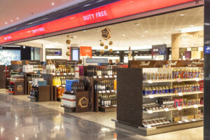 Wein im Duty-Free: Echtes Schnäppchen oder Mogelpackung? Vin et Duty-Free : L’illusion de la bonne affaire ou véritable piège ? Buying Wine at Duty-Free: A Real Bargain or a Trap?