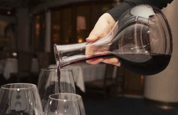 Wie man Wein richtig serviert: Ein Leitfaden für Belüftung, Temperatur und Öffnungszeiten