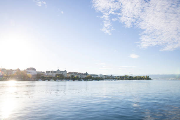 Wein Lieferung am Zürichsee — direkt an den Hafen, direkt aufs Boot Livraison de vin sur le lac de Zurich — directement au port, directement à bord Wine delivery on Lake Zurich — straight to the harbour, straight to your boat